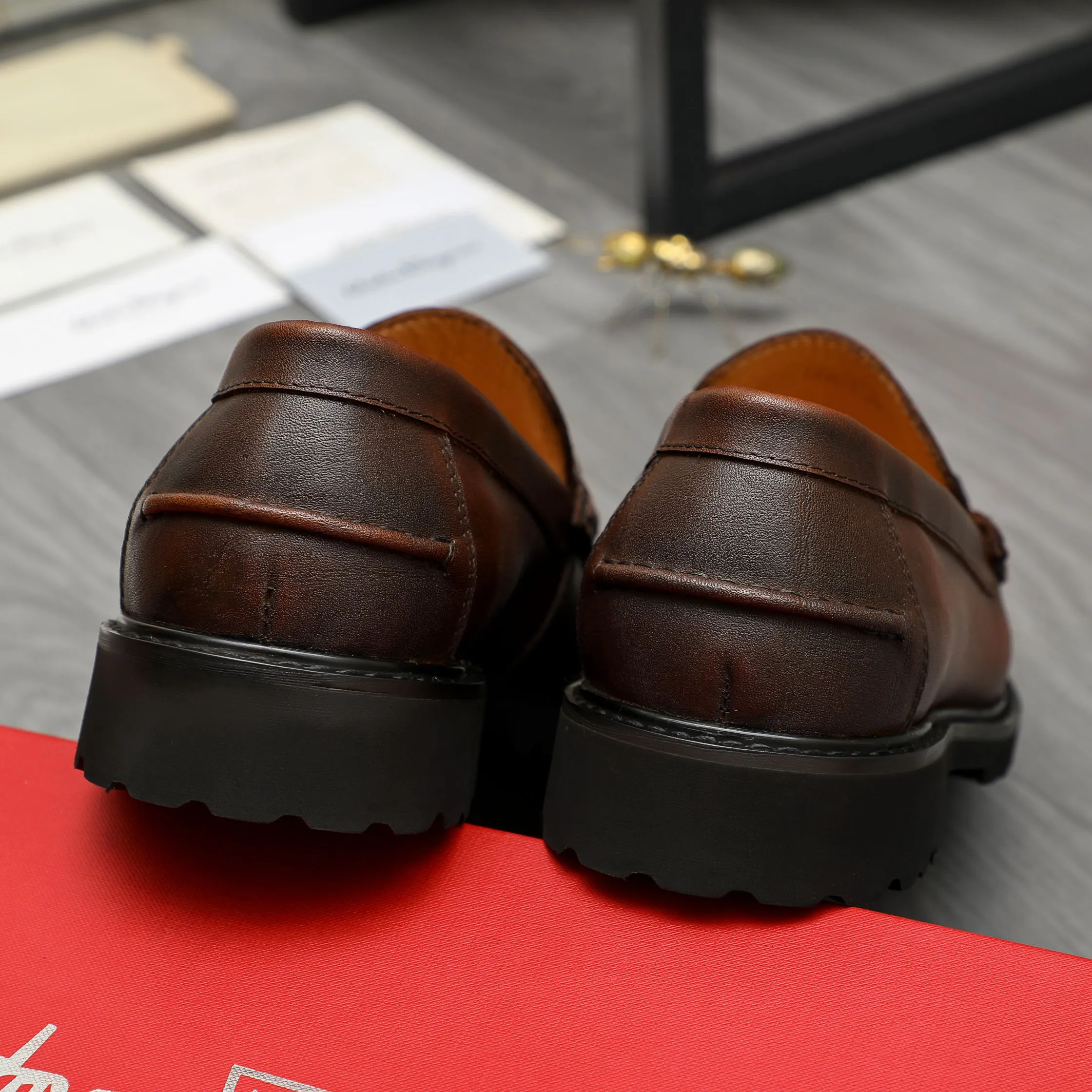 Men's shoes 💰442 Product trademark: Ferragamo "Ferragamo" business formal leather shoes Regular size: 38-46 (45.46 custom-made and non-returnable) Product materials: Selected color-brushed cowhide upper, cowhide lining, non-slip rubber outsole